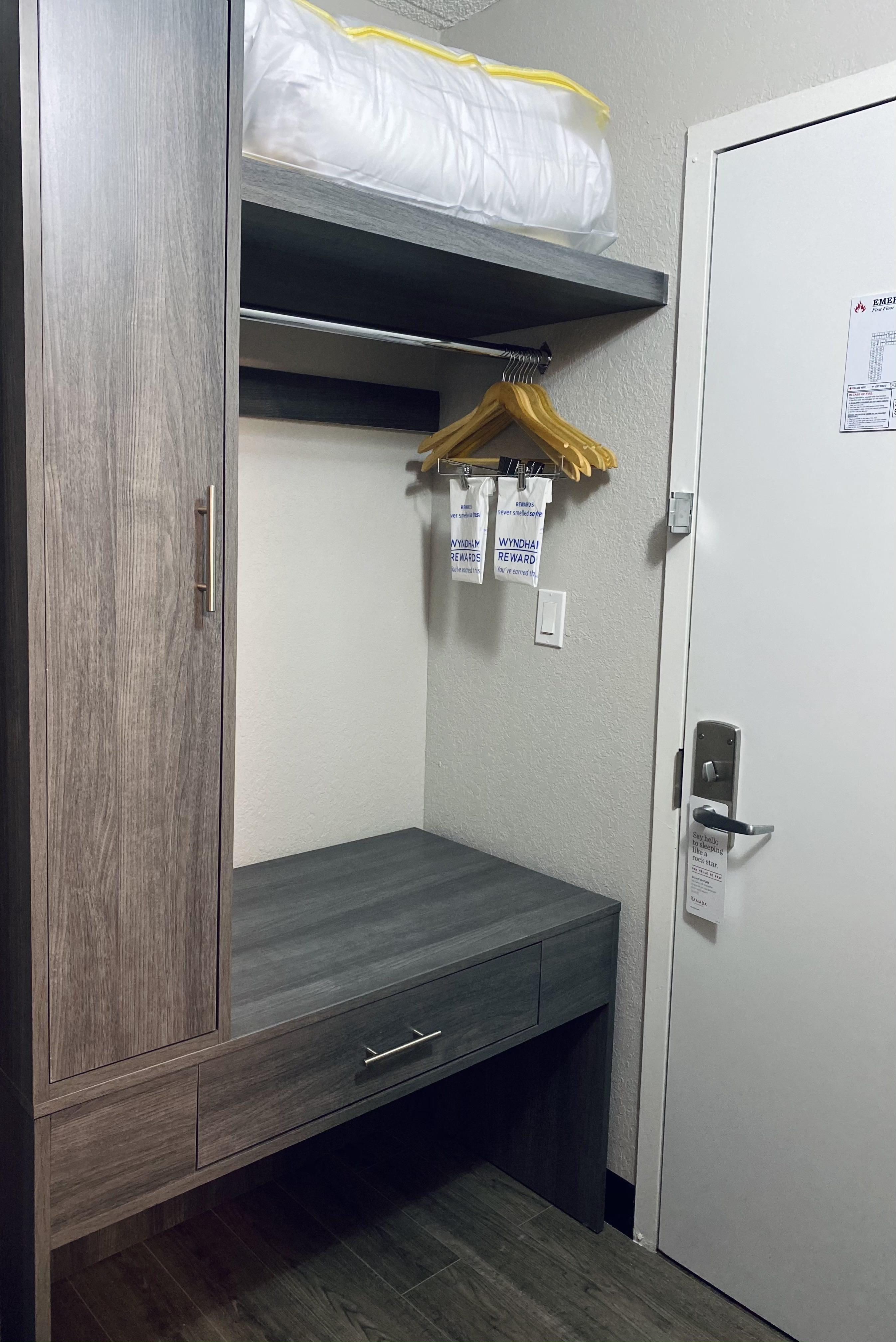 Hotel Ramada By Wyndham Hartford North - Bradley Airport Windsor Locks Esterno foto