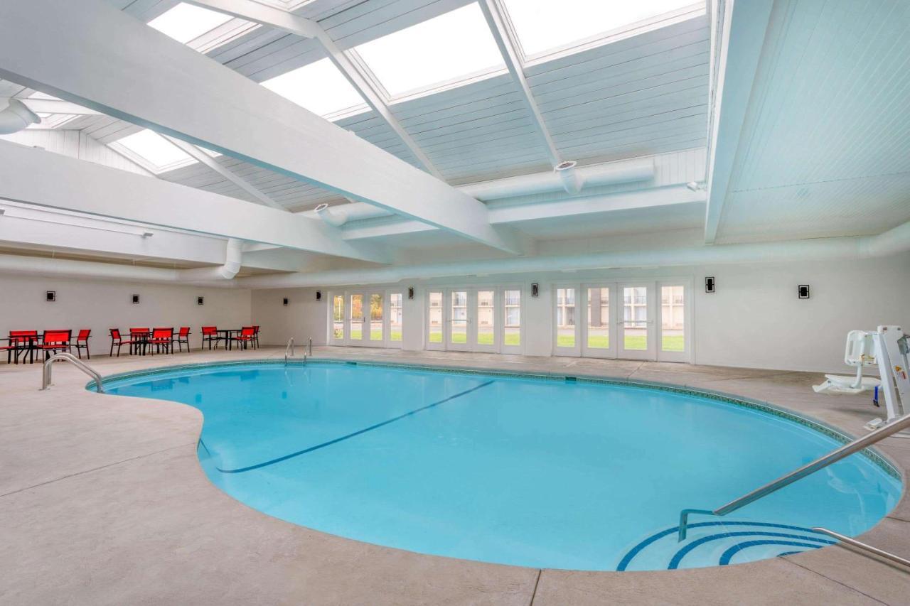 Hotel Ramada By Wyndham Hartford North - Bradley Airport Windsor Locks Esterno foto