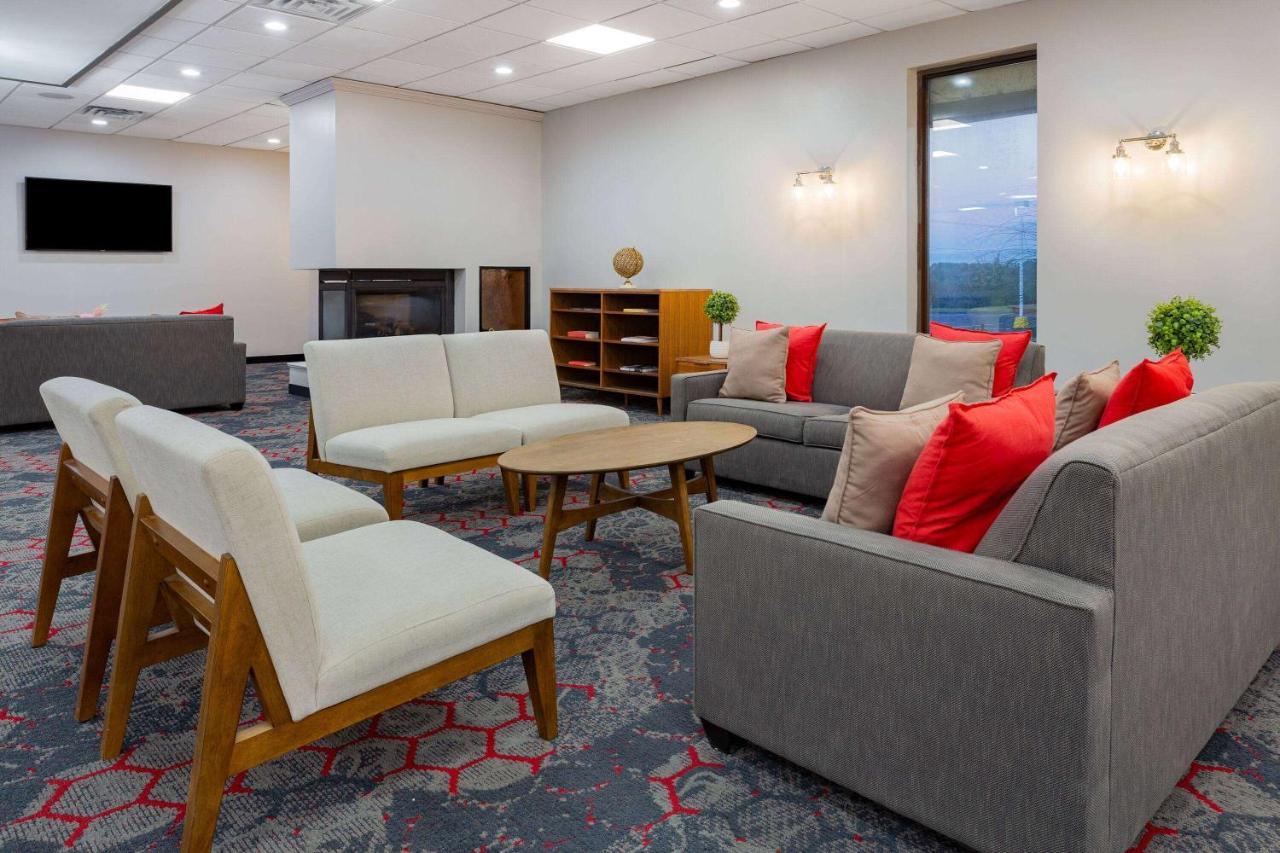 Hotel Ramada By Wyndham Hartford North - Bradley Airport Windsor Locks Esterno foto