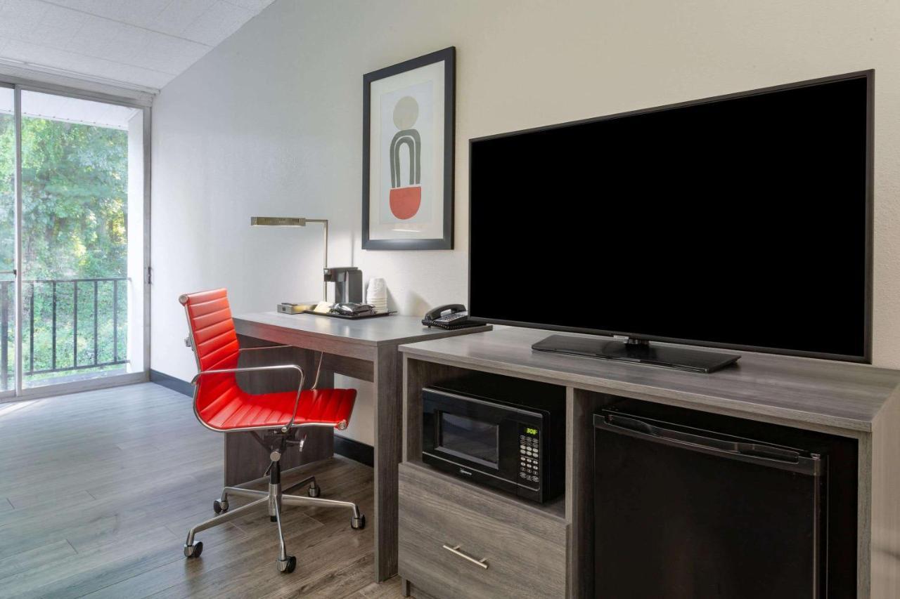 Hotel Ramada By Wyndham Hartford North - Bradley Airport Windsor Locks Esterno foto