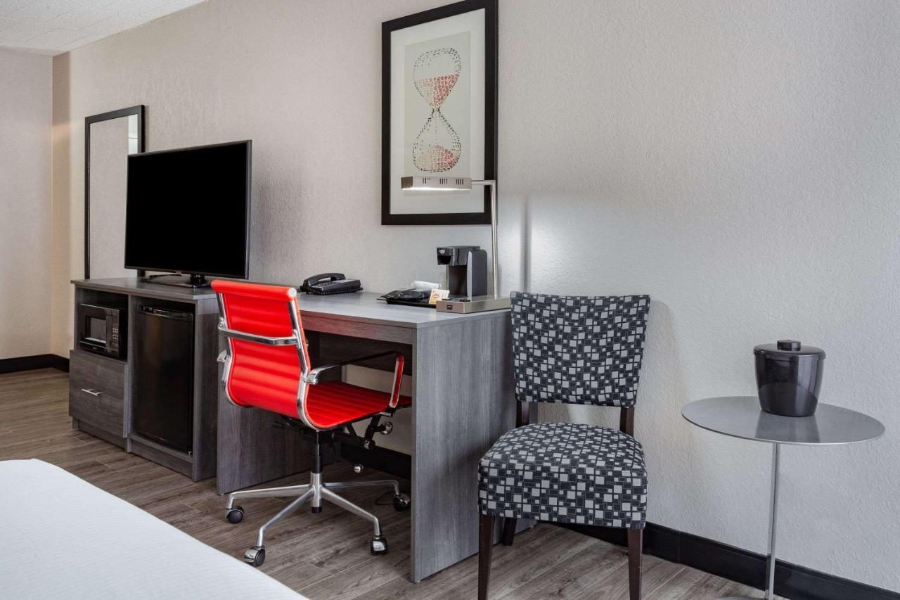 Hotel Ramada By Wyndham Hartford North - Bradley Airport Windsor Locks Esterno foto