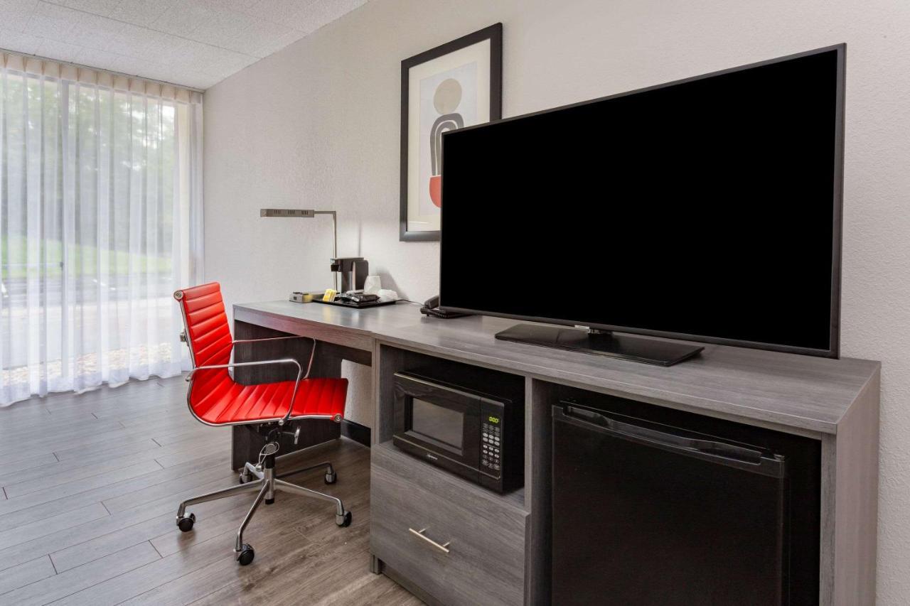 Hotel Ramada By Wyndham Hartford North - Bradley Airport Windsor Locks Esterno foto