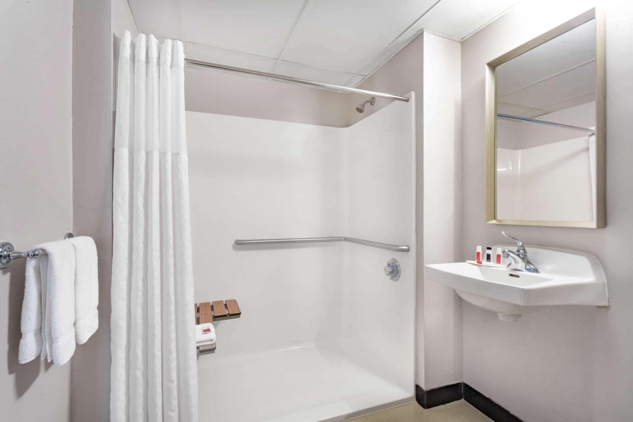 Hotel Ramada By Wyndham Hartford North - Bradley Airport Windsor Locks Esterno foto