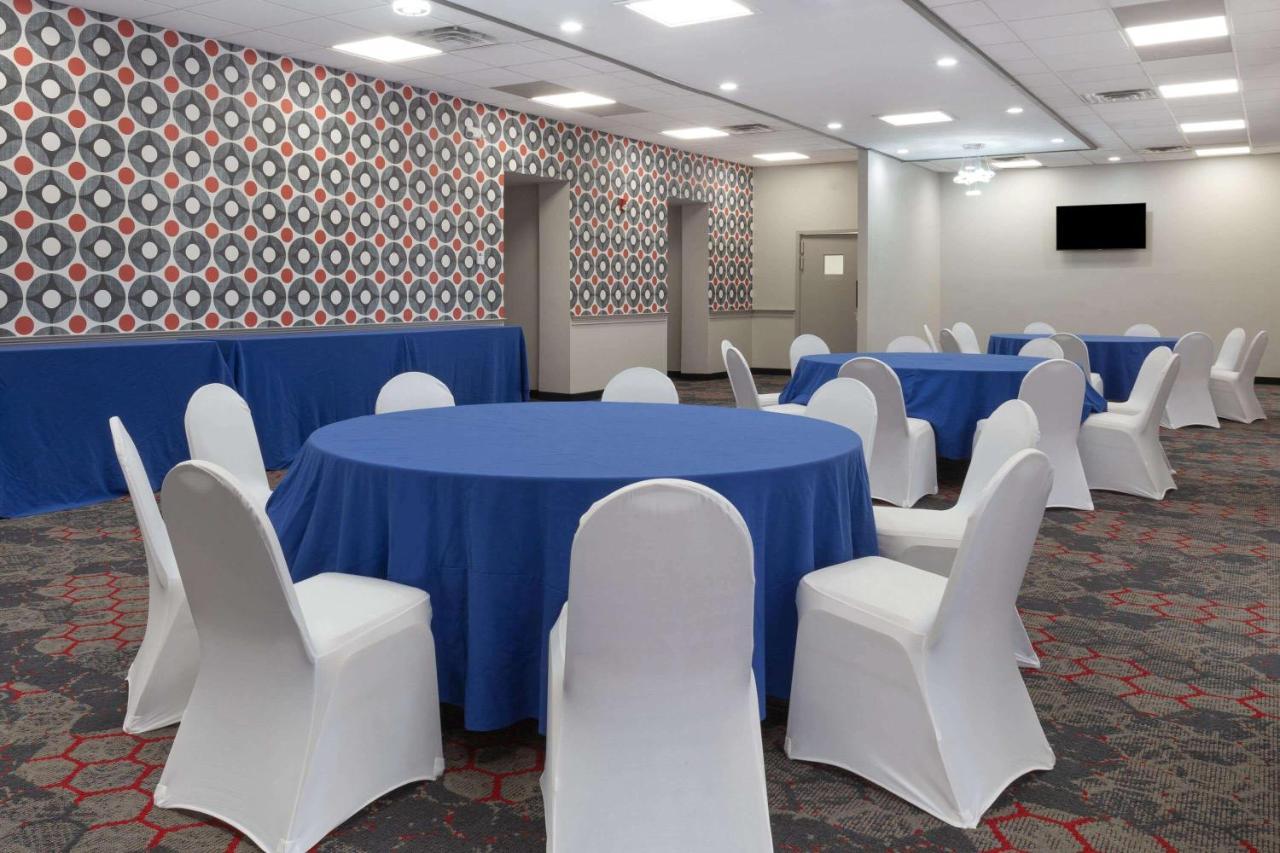 Hotel Ramada By Wyndham Hartford North - Bradley Airport Windsor Locks Esterno foto