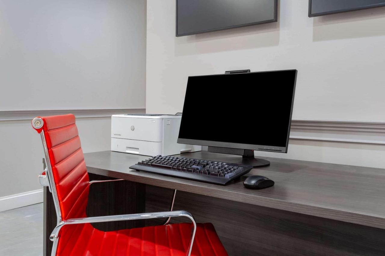 Hotel Ramada By Wyndham Hartford North - Bradley Airport Windsor Locks Esterno foto
